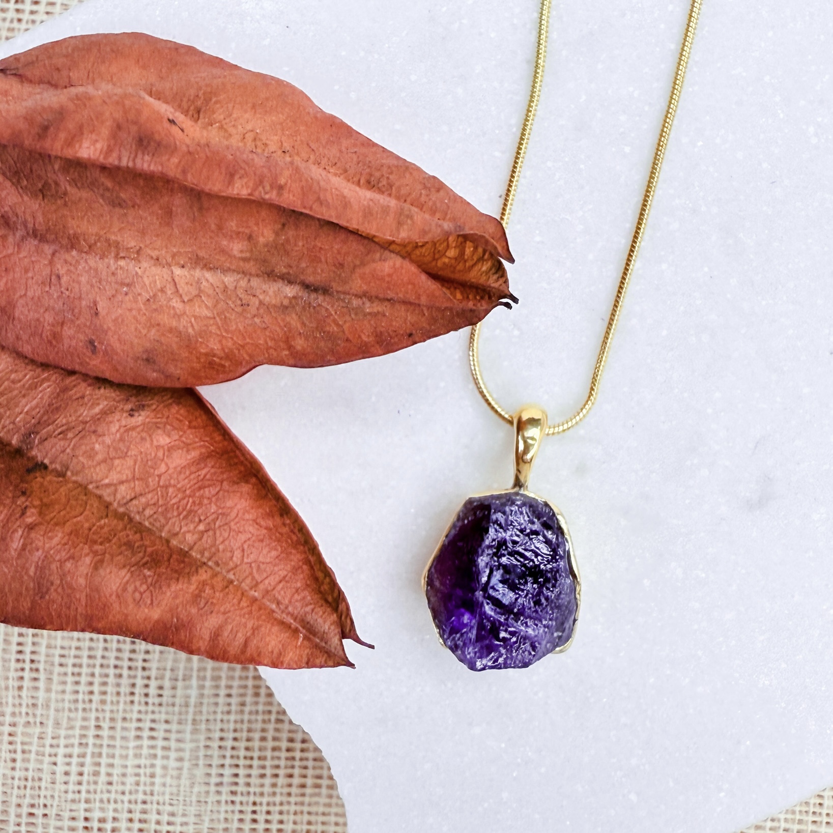 Roi necklace with raw amethyst, gold plated